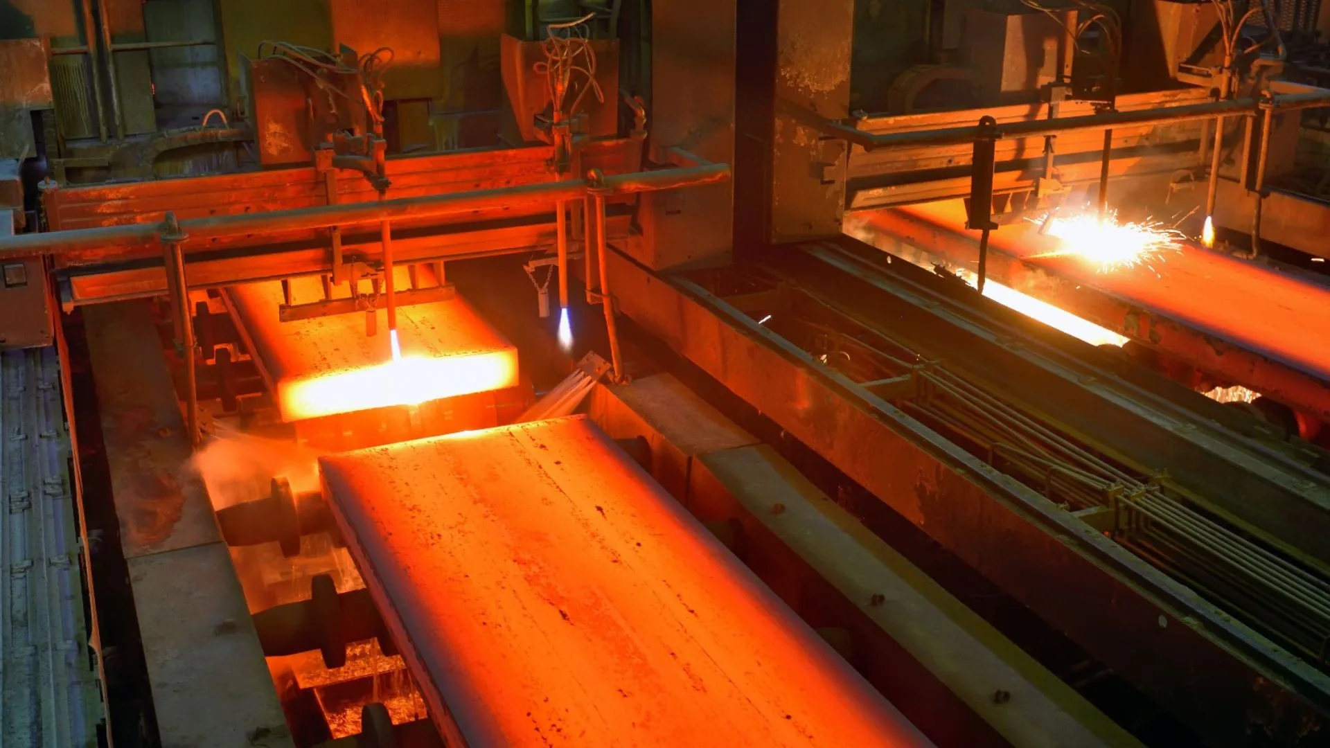 Continuous casting line with hot steel slabs