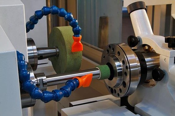 Cylindrical grinding of a long industrial roll